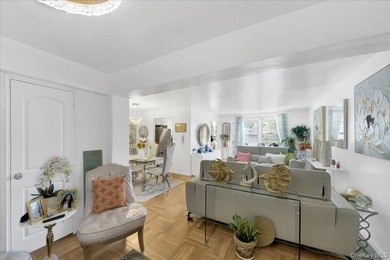 THE PERFECT LOCATION! Beautifully renovated and move-in ready - photo 2