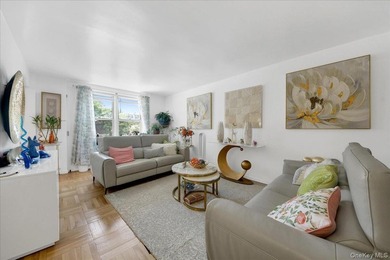 THE PERFECT LOCATION! Beautifully renovated and move-in ready - photo 3