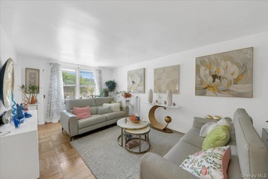 THE PERFECT LOCATION! Beautifully renovated and move-in ready - photo 4
