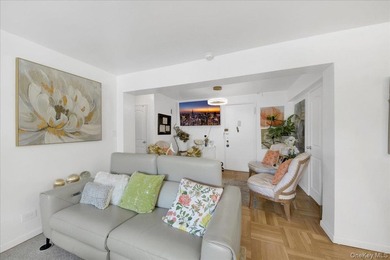 THE PERFECT LOCATION! Beautifully renovated and move-in ready - photo 6