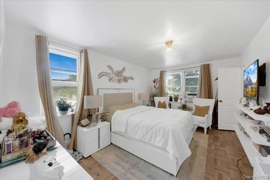 THE PERFECT LOCATION! Beautifully renovated and move-in ready - photo 9