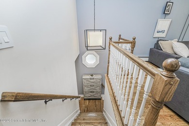 Main house has 3 bedrooms 3 baths - Side ground level apartment - photo 13