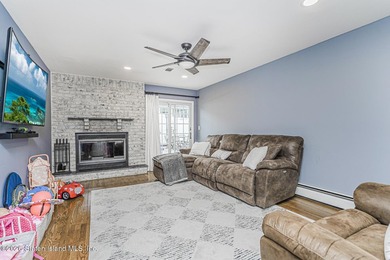 Main house has 3 bedrooms 3 baths - Side ground level apartment - photo 17