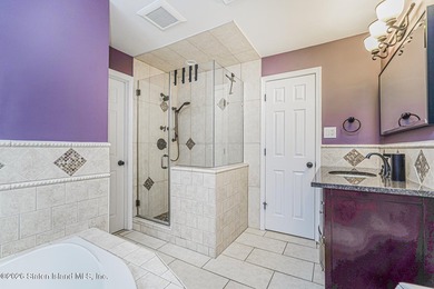 Main house has 3 bedrooms 3 baths - Side ground level apartment - photo 24