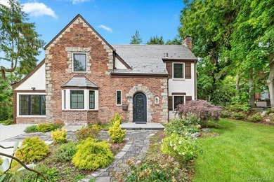Welcome to this beautifully renovated Tudor, ideally located in - photo 3