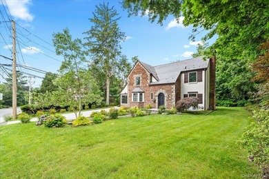 Welcome to this beautifully renovated Tudor, ideally located in - photo 4