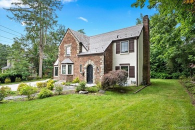Welcome to this beautifully renovated Tudor, ideally located in - photo 5