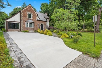 Welcome to this beautifully renovated Tudor, ideally located in - photo 6