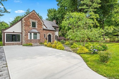Welcome to this beautifully renovated Tudor, ideally located in - photo 7