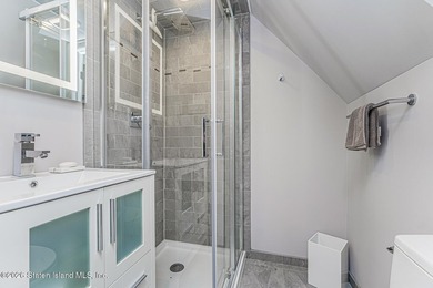 Main house has 3 bedrooms 3 baths - Side ground level apartment - photo 38