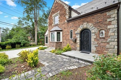 Welcome to this beautifully renovated Tudor, ideally located in - photo 9