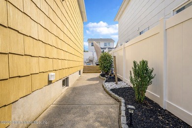 Main house has 3 bedrooms 3 baths - Side ground level apartment - photo 39