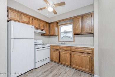 Main house has 3 bedrooms 3 baths - Side ground level apartment - photo 43
