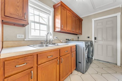 Step into this beautifully bright and spacious corner lot home - photo 13