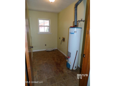 Welcome to 487 Silver Ridge Avenue-an inviting brick ranch set - photo 15