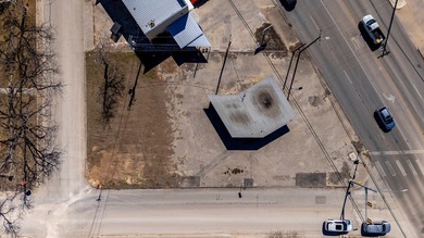 Versatile commercial opportunity in a highly visible location! - photo 2