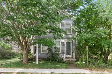 Charming mid 1800s traditional perfectly situated within sight - photo 1