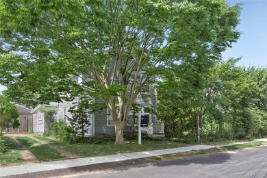 Charming mid 1800s traditional perfectly situated within sight - photo 2