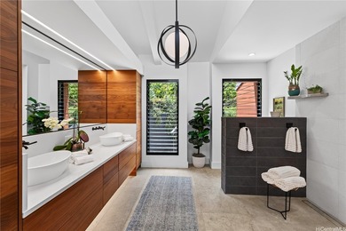 Beyond a private gated entrance, this exceptional contemporary - photo 12