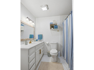 Stunning, move-in-ready 3-bedroom, 2-bath home in Lake Worth - photo 16