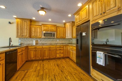 Experience the best of all-sports lake living with this - photo 2