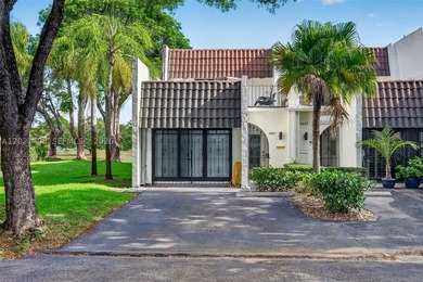 Spectacular corner townhouse in a natural setting, not to be - photo 1