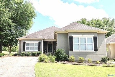 Beautifully maintained patio home located in the gated golf - photo 1