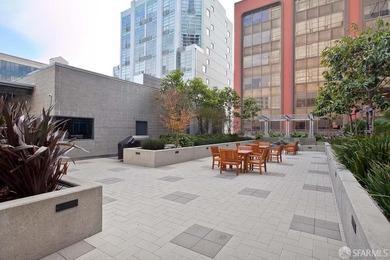 BLU 2 bedroom unit with a HUGE approx. 400 square foot private - photo 41