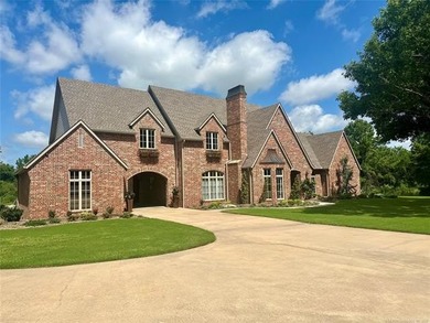 Experience luxury living in this stunning custom-built executive - photo 1