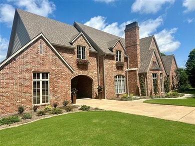 Experience luxury living in this stunning custom-built executive - photo 3