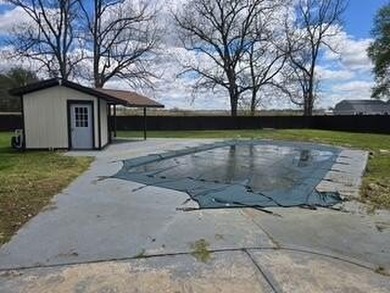 Spacious and beautifully maintained 5-bedroom, 3-bath ranch home - photo 3