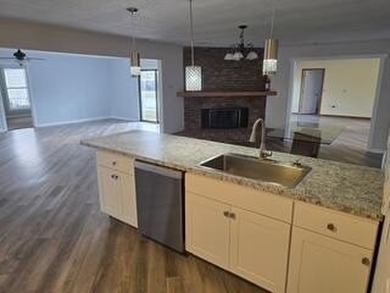 Spacious and beautifully maintained 5-bedroom, 3-bath ranch home - photo 8