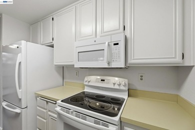 Don't miss this cozy, single-level, move-in ready condo in San - photo 12