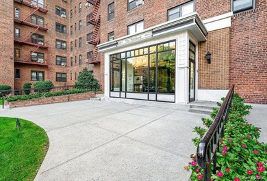 Pet Friendly, Renovated, and First Floor Convenience! Ditch the - photo 1