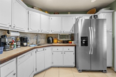 Welcome to these spacious 2bedrooms/2 bathrooms located on the - photo 8