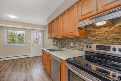 Welcome to this beautifully updated, move-in-ready 5-bedroom, 2 - photo 19