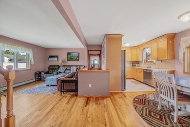 Beautifully maintained and move-in ready, this spacious - photo 12