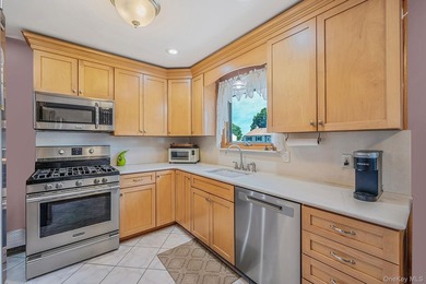 Beautifully maintained and move-in ready, this spacious - photo 15