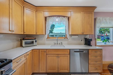 Beautifully maintained and move-in ready, this spacious - photo 16