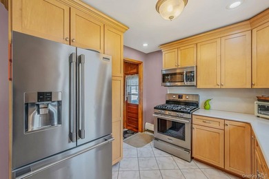 Beautifully maintained and move-in ready, this spacious - photo 18
