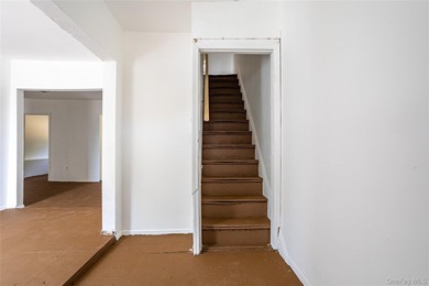 Colonial-style home featuring 4 bedrooms, 1.5 baths, formal - photo 3