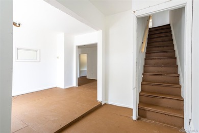 Colonial-style home featuring 4 bedrooms, 1.5 baths, formal - photo 4