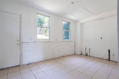 Colonial-style home featuring 4 bedrooms, 1.5 baths, formal - photo 6