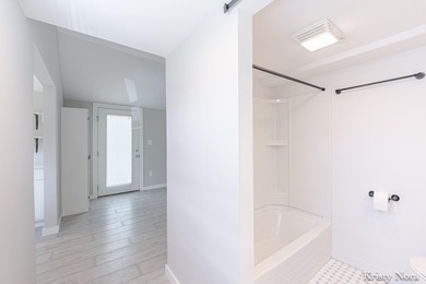 Charming bungalow that's move-in ready and full of appeal! This - photo 13