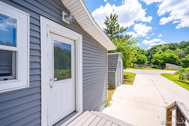 Charming bungalow that's move-in ready and full of appeal! This - photo 14