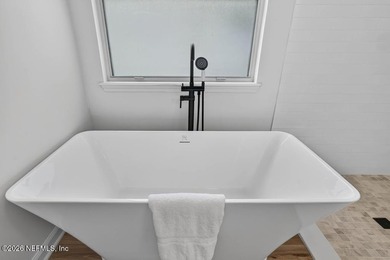 Beautifully renovated 3-bedroom, 2-bath home with a 2-car garage - photo 40