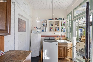 NEW PRICE, MOTIVATED SELLER!! Beautifully updated Victorian home - photo 17