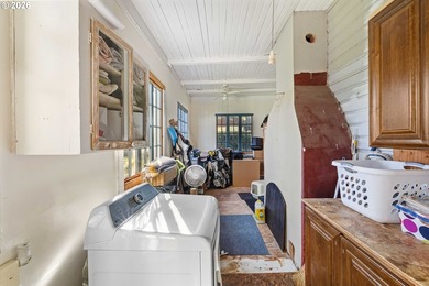 NEW PRICE, MOTIVATED SELLER!! Beautifully updated Victorian home - photo 18