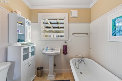 NEW PRICE, MOTIVATED SELLER!! Beautifully updated Victorian home - photo 20