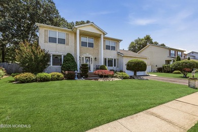 Welcome to this beautifully maintained 4-bedroom, 2.5-bath - photo 3